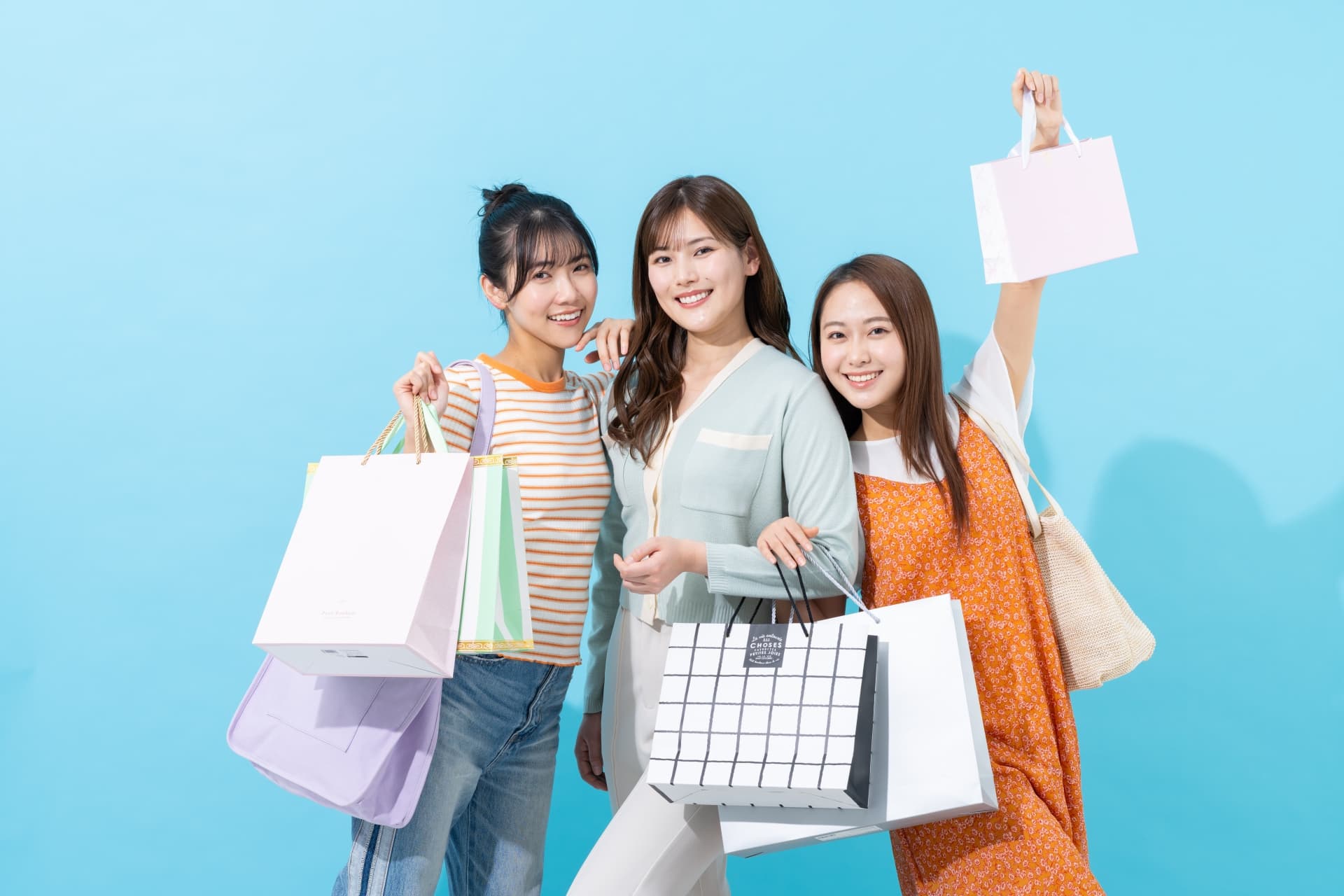 ショッピングを楽しむ女性たち